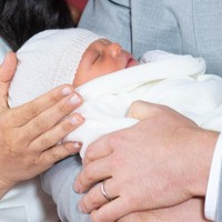 Meghan Markle diketahui melahirkan anaknya di Windsor, Senin (6/5/2019) pagi, pukul 05.26 waktu setempat. Bayi tersebut lahir dengan berat 3,2 kilogram. Meski sudah terungkap wajahnya, nama anak pertama Pangeran Harry dan Meghan ini belum diumumkan. (Foto: Getty Images)