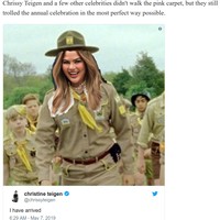 Chrissy Teigen yang tidak menghadiri Met Gala membuat lelucon dirinya datang dengan kostum Camp sesungguhnya. Foto: Twitter