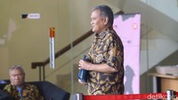 Ego tampil mengenakan kemeja batik.