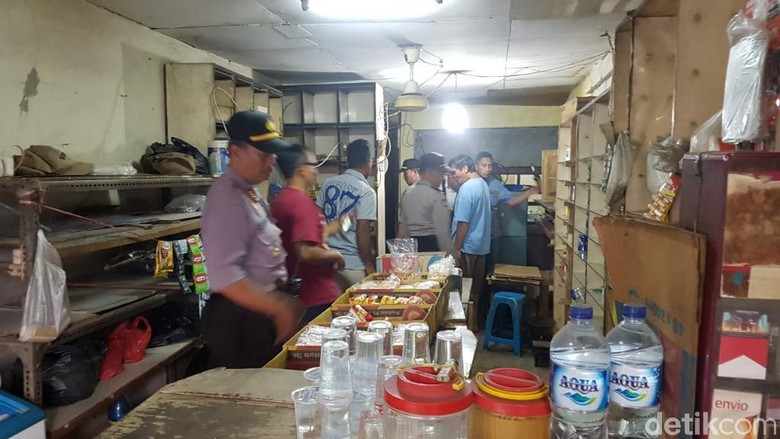 Geledah Toko Obat di Bekasi, Polisi Temukan Sejumlah Botol Miras Geledah Toko Obat di Bekasi, Polisi Temukan Sejumlah Botol Miras