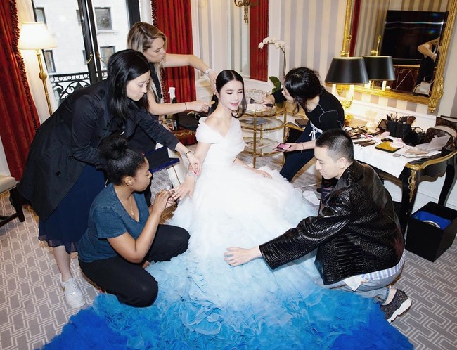 Selama tiga tahun belakangan Wendy pun tak pernah absen dari gelaran Met Gala. Tahun ini, Wendy tampil cantik dengan gaun Giambattista Valli yang dibuat khusus untuk wanita yang dijuluki Princess of China itu. Foto: instagram @wendyyu_official