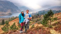 Deborah MacDonal dan Scotty Mills merupakan pasangan asal Skotlandia yang suka bertualang, terutama mendaki gunung. Baru-baru ini mereka menarik perhatian karena membawa bayi mereka yang berusia 5 bulan mendaki gunung. (Caledonian Wayfarer/Facebook)