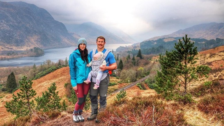 Deborah MacDonal dan Scotty Mills bersama Lara (Caledonian Wayfarer/Facebook) Deborah MacDonal dan Scotty Mills bersama Lara (Caledonian Wayfarer/Facebook)
