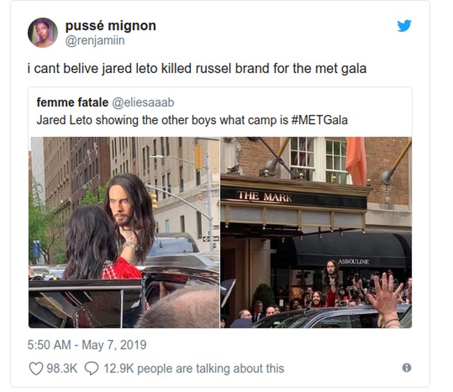 Seorang netizen menyangka Jared Leto membunuh Russel Brand dan membawa kepalanya ke mana-mana di Met Gala. Dua aktor itu memang dikenal mirip. Foto: Twitter