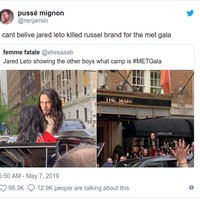 Seorang netizen menyangka Jared Leto membunuh Russel Brand dan membawa kepalanya ke mana-mana di Met Gala. Dua aktor itu memang dikenal mirip. Foto: Twitter