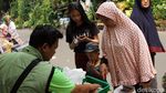 Warga Serbu Pasar Murah di Cempaka Putih