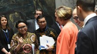 Sangat menyenangkan bahwa dalam sidang hari ini cantik dan colorful, karena sebagian besar anggota DK PBB mengenakan batik, termasuk Sekjen PBB mengenakan tenun dari Bali,” tutur Menlu Retno Marsudi seperti disampaikan lewat keterangan tertulis Kementerian Luar Negeri (Kemlu), Rabu (8/5/2019).  (Foto: Dok. Kemlu RI)