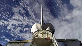 Pemandangan saat sudah berlabuh di ISS dengan di belakang adalah Bumi berwarna biru beserta arak-arakan awan. Endeavour namanya berasal dari kapal tokoh penjelajah Inggris, James Cook, dengan nama sama yaitu HMS Endeavour. Foto: Getty Images