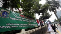 Padahal di spanduk tersebut terpampang jelas ancaman bagi PKL yang berjualan di trotoar.