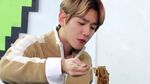 Imutnya Baekhyun EXO Saat Makan Jajangmyeon hingga Es Krim Wafer