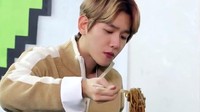 Ini nih pose serius salah satu vokalis utam EXO, yang akan menyantap semangkuk jajangmyeon gurih manis yang menggugah selera. Foto: Istimewa
