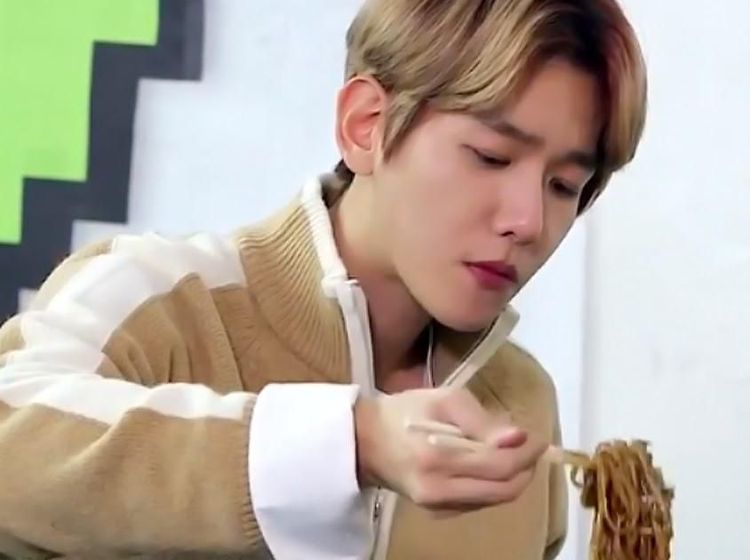 Imutnya Baekhyun EXO Saat Makan Jajangmyeon hingga Es Krim Wafer