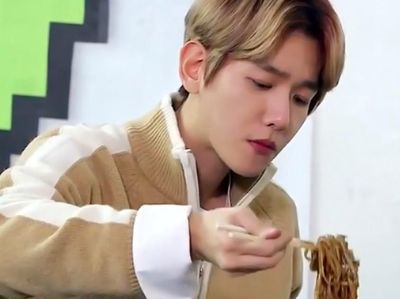 Imutnya Baekhyun EXO Saat Makan Jajangmyeon hingga Es Krim Wafer