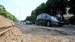 Duh, Jalan Rusak di Bekasi Bikin Macet