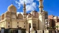 Membahas Alexandria tak mungkin tak membahas Masjid Attarine. Masjid ini pada mulanya adalah sebuah gereja, kemudian dialihfungsikan menjadi masjid saat Arab berkuasa. Dok. Pinterest/www.trover.com.