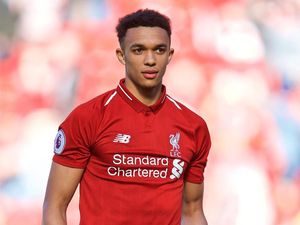 Pamer Foto Ruang Tamu, Selera Interior Pahlawan Liverpool Ini Diolok Netizen