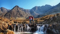 Walau tindakannya ini mengundang beragam komentar dari orang lain, namun pasangan ini tidak menghiraukannya. Mereka melakukan ini demi perkembangan Lara. Mereka percaya dengan Lara yang menghirup udara segar dan sering berada di alam, akan memperkuat dan membantu tumbuh kembangnya. (Caledonian Wayfarer/Facebook)