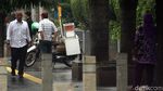 Ada Spanduk Larangan, PKL Masih Dagang di Trotoar Sudirman