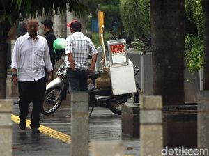 Ada Spanduk Larangan, PKL Masih Dagang di Trotoar Sudirman