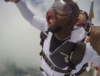 Foto Saat Skydiving, Pose Pria Ini Malah Bikin Ngakak!