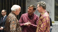 Tidak terkecuali dalam hal ini adalah Sekretaris Jenderal PBB, Antonio Guterres yang menggunakan motif tenun troso berwarna cerah. Selain Sekjen PBB, delegasi lainnya yang terlihat menggunakan batik termasuk Amerika Serikat, Jerman, Pantai Gading, Perancis, Peru, Dominican Republic, dan Tiongkok. (Foto: Dok. Kemlu RI)