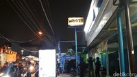 Begini situasi di depan Wanky Cell, tempat ditemukannya bahan untuk merakit bom. Foto: Isal Mawardi/detikcom