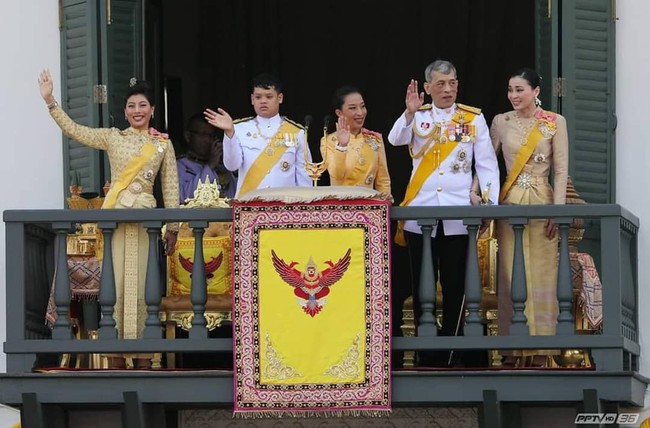 Putri Thailand Sirivannavari Nariratana jadi pusat perhatian saat penobatan ayahnya Maha Vajiralongkorn menjadi raja baru Thailand. Beragam aksi tak biasa dilakukan oleh sang putri yang disebut sebagai putri paling stylish di Thailand itu.  Foto: Instagram
