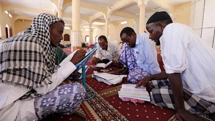 Bulan suci Ramadhan jadi momen paling dinantikan oleh umat Muslim di seluruh dunia. Tak terkecuali di Somalia. Yuk, lihat umat Muslim di sana sambut bulan puasa.