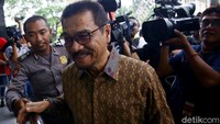 Mantan Mendagri itu nampak mengenakan kemeja batik lengan panjang berwarna cokelat dan membawa tas tangan berwarna hitam.