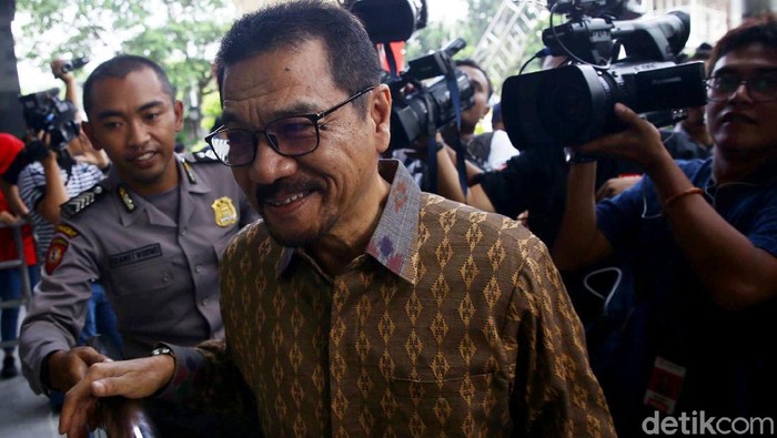 Mantan Menteri Dalam Negeri (Mendagri) Gamawan Fauzi menyambangi gedung KPK. Ia akan diperiksa terkait kasus korupsi pengadaan e-KTP.