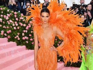 Halloween, Kendall Jenner Pakai Headpiece Karya Rinaldy Yunardi