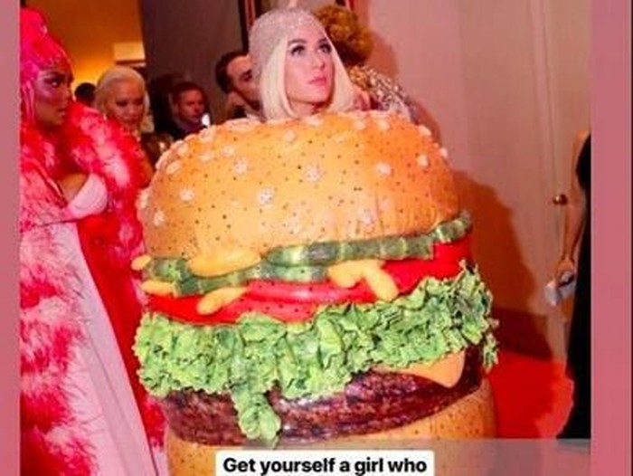 Katy Perry jadi burger di MET Gala 2019. Foto: Dok. Instagram Katy Perry jadi burger di MET Gala 2019. Foto: Dok. Instagram