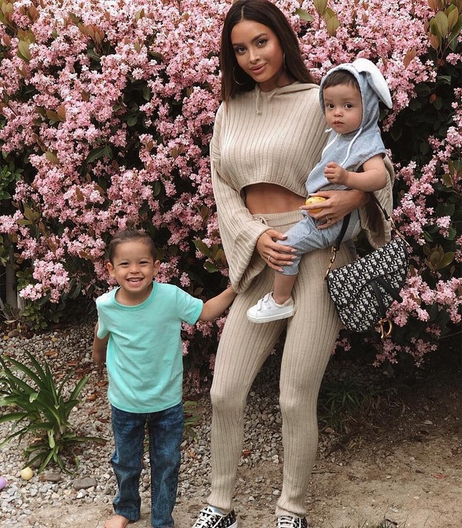 Kini, Sarah telah memiliki dua putra. Instagramnya pun kini berisi vide kebugaran dan foto-foto dirinya menjadi model. Foto: Instagram @sarahstage