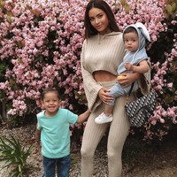 Kini, Sarah telah memiliki dua putra. Instagramnya pun kini berisi vide kebugaran dan foto-foto dirinya menjadi model. Foto: Instagram @sarahstage