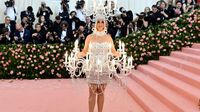 Tampil Nyentrik Sebagai Burger, Katy Perry Jadi Pusat Perhatian di Acara Met Gala