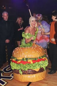 Tampil Nyentrik Sebagai Burger, Katy Perry Jadi Pusat Perhatian di Acara Met Gala