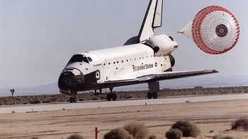Endeavour mendarat dengan bantuan parasut untuk memperlambat lajunya. Foto: Getty Images