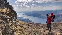 Deborah mengungkapkan dia dan pasangannya sangat suka mendaki. Walau sedang hamil dan telah punya bayi, mereka tetap ingin melakukan hobinya. Tidak sekedar hobi, tapi mereka melakukannya demi perkembangan Lara. (Caledonian Wayfarer/Facebook)