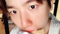 Makan es krim wafer, jadi salah satu cara Baekhyun menghabiskan waktu luang disela-sela kesibukannya dan jadwal manggung yang padat. Foto: Istimewa