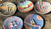Piring-piring kreasi Sean dibuat dengan corak berbeda. Inilah yang membuat hasil karyanya lebih ekslusif.  Foto: instagram @forestceramicco