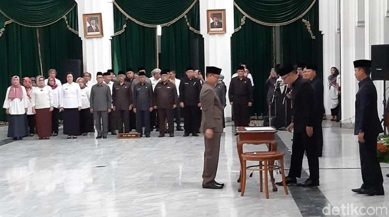 Lantik Kadinkes Jabar, Ridwan Kamil Soroti Stunting-Kematian Ibu Lantik Kadinkes Jabar, Ridwan Kamil Soroti Stunting-Kematian Ibu