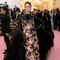 Lily Aldridge memakai gaun floral rancangan desainer Richard Quinn. Gaun tersebut punya keunikan di area dada dan lengan. Quinn mengombinasikan aura feminin dan edgy dengan penggunaan material lateks hitam super ketat. Penampilannya pun makin dramatis dengan detail train di bagian belakang. Foto: Neilson Barnard/Getty Images