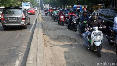 Duh, Jalan Rusak di Bekasi Bikin Macet