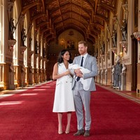 Rambut panjangnya dibiarkan tergerai bebas, sehingga mempertegas kecantikan alami Duchess of Sussex. Riasan pun juga tetap sederhana dengan gaya yang minimalis.  (Foto: Getty Images)