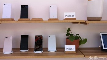 Kesan pertama yang dirasakan adalah ponsel ini terbilang ringan. Rupanya Pixel 3a bobotnya sekitar 145 gram dan 3a XL 167 gram. Foto: Agus Tri Haryanto/inet