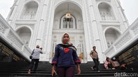 Ya, pendiri Masjid Ramlie Musofa terinspirasi dari kisah Taj Mahal yang menjadi lambang cinta seorang raja terhadap istrinya. (Pradita Utama)