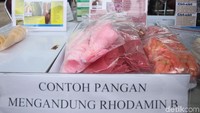Di balik segarnya takjil yang menggoda, ancaman bahan tambahan berbahaya perlu diwaspadai. (Foto: Rifkianto Nugroho/detikHealth)