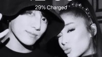 Jungkook datang di konser Ariana Grande, bahkan keduanya berfoto bersama. Selain itu personil BTS tersebut juga menuliskan pesan manis, apakah pesannya?  Foto: Instagram Ariana Grande