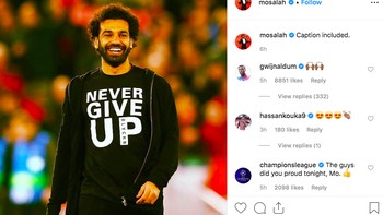 Mo Salah yang tidak bermain karena cedera memajang foto ini di Instagram. Tampak dia tersenyum lebar memakai kaos Never Give Up yang benar-benar dilakukan Liverpool. Foto: Instagram