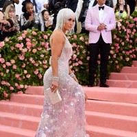 Seperti inilah penampilan J-Lo tampak samping yang membuat Kylie Jenner sampai melirik bokongnya. Di usia 49 tahun, mantan juri American Idol tersebut memiliki tubuh fit dan seksi berkat olahraga rutinnya. Foto: Jamie McCarthy/Getty Images